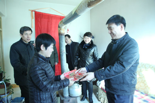  心系困難職工，情暖困難黨員