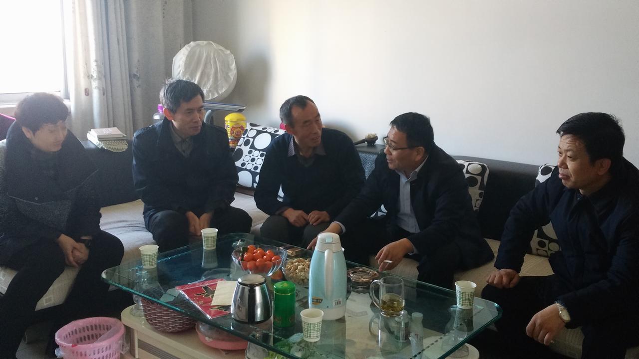 建設集團副總經(jīng)理王明智慰問礦建三公司困難職工