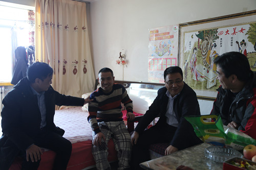 建設集團副總經(jīng)理王明智深入機電安裝公司情暖困難職工