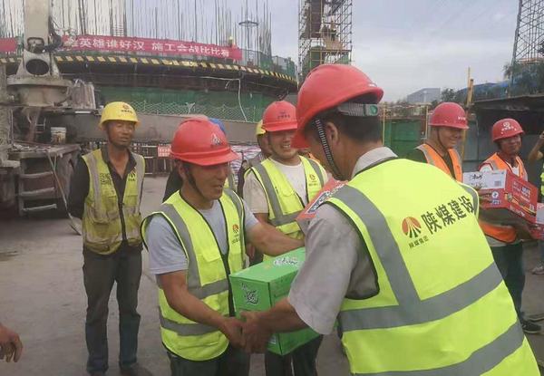 陜煤建設(shè)銅煤公司第二十一項(xiàng)目部開(kāi)展慰問(wèn)一線(xiàn)勞務(wù)工人為施工會(huì)戰(zhàn)助力加碼