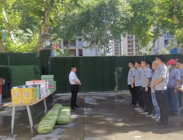 情系一線(xiàn)建設(shè)者 炎炎夏日送清涼