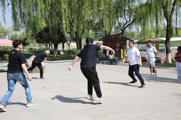 陜煤建設路橋分公司舉辦“迎五一、鼓干勁、促團結”懷舊嘉年華趣味活動