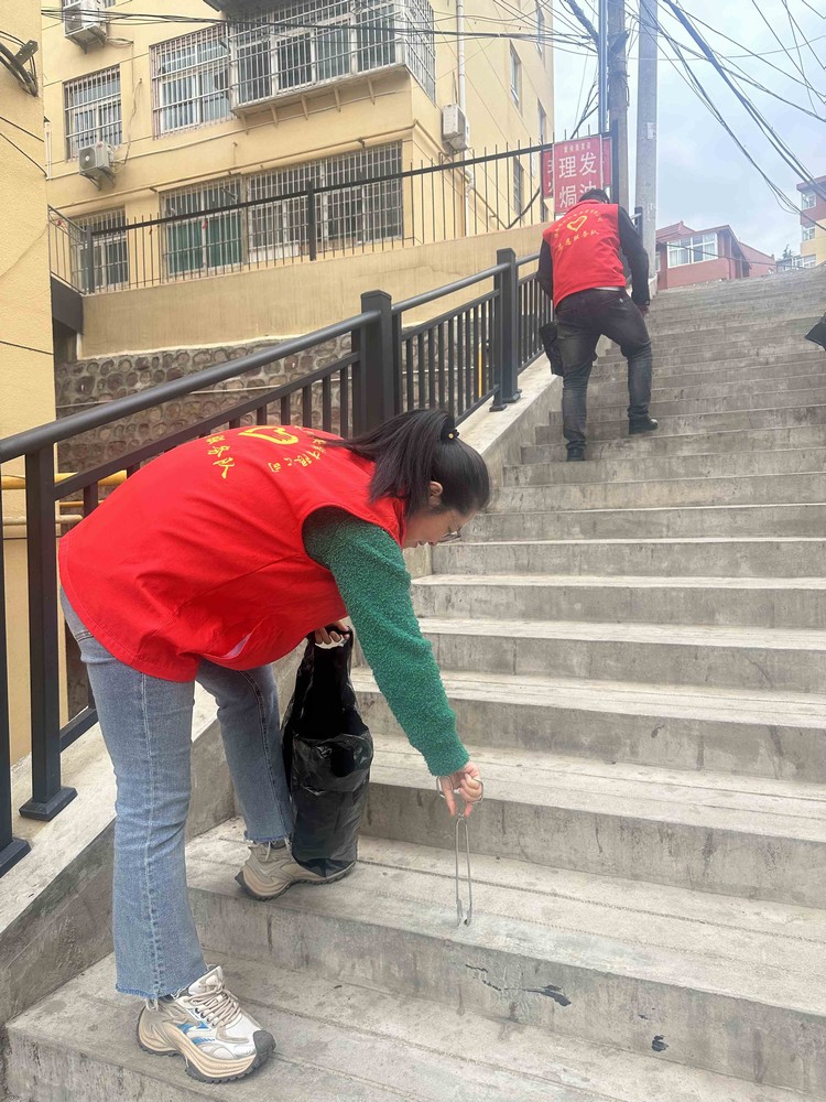 陜煤建設(shè)機(jī)電安裝公司：志愿服務(wù)迎“五一”，文明與愛(ài)齊傳遞