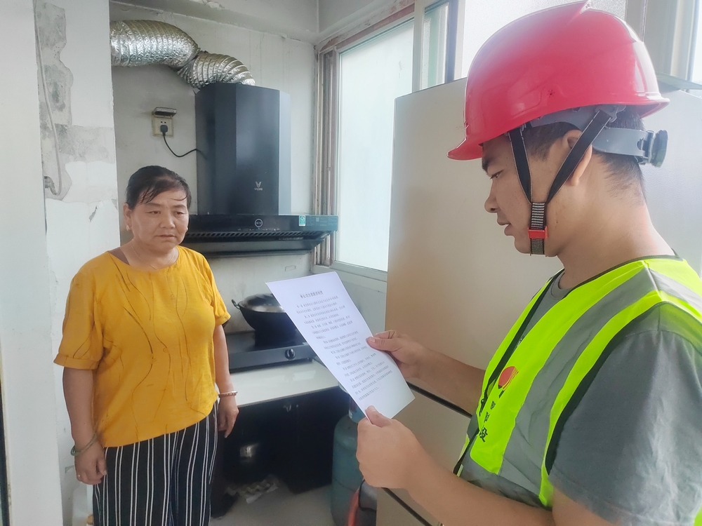 陜煤建設(shè)路橋分公司彬長項目部開展“工地安全知識普及進社區(qū)”志愿活動