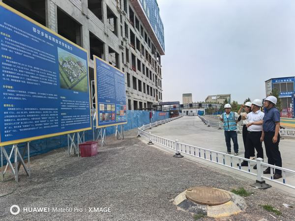 趙敬凱到內(nèi)蒙古分公司所承建的鄂爾多斯應(yīng)用技術(shù)學(xué)院辦學(xué)條件提升項目檢查指導(dǎo)