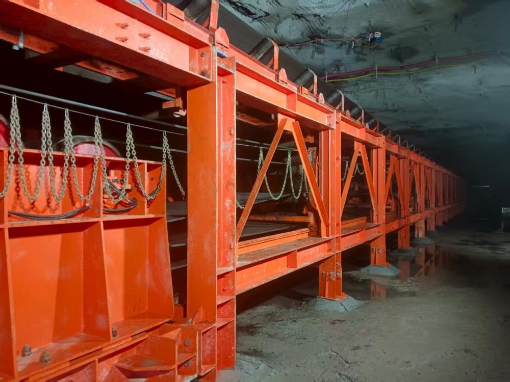 陜煤建設(shè)機(jī)電安裝公司趙石畔項(xiàng)目部30101工作面帶式輸送機(jī)安裝圓滿(mǎn)完成